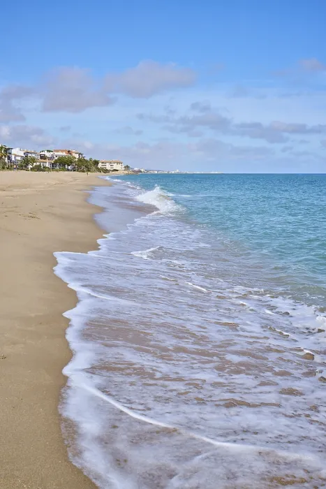 Gerahmter Druck : Wellen, die an einem sandigen Strand brechen. Gerahmter Druck : Wellen, die an einem sandigen Strand brechen.