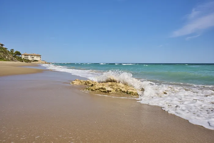 Gerahmter Druck : Wellen, die auf einem sandigen Strand brechen. Gerahmter Druck : Wellen, die auf einem sandigen Strand brechen.