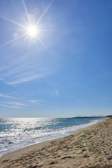 Gerahmter Druck : Wellen, die auf einem sandigen Strand brechen. Gerahmter Druck : Wellen, die auf einem sandigen Strand brechen.