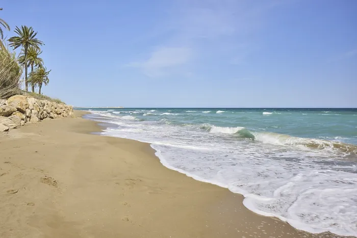 Gerahmter Druck : Wellenbrecher auf einer sandigen Bucht, Tarragona, Katalonien, Spanien Gerahmter Druck : Wellenbrecher auf einer sandigen Bucht, Tarragona, Katalonien, Spanien