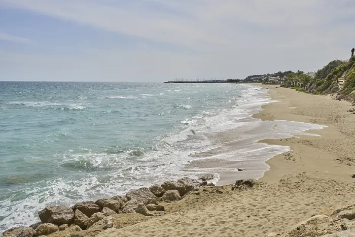 Gerahmter Druck : Wellen, die auf einem sandigen Strand brechen. Gerahmter Druck : Wellen, die auf einem sandigen Strand brechen.