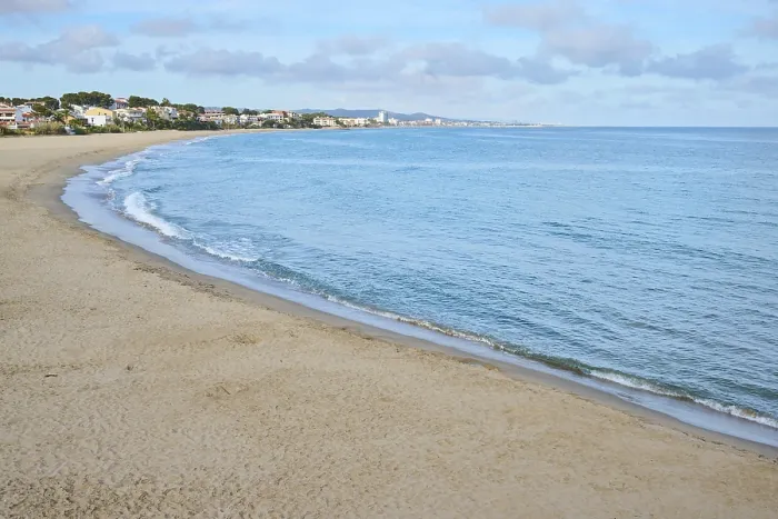 Gerahmter Druck : Wellenbrecher auf einem sandigen Strand. Gerahmter Druck : Wellenbrecher auf einem sandigen Strand.