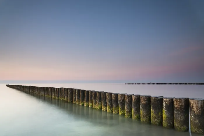 Gerahmter Druck : Deiche oder Groyne, im Abendlicht. Gerahmter Druck : Deiche oder Groyne, im Abendlicht.