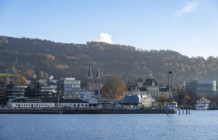 Gerahmter Druck : Bregenzer Hafen mit Leuchtturm, Herz Jesu Kirche im Hintergrund, im Herbst am Bodensee in Bregenz, Vorarlberg.