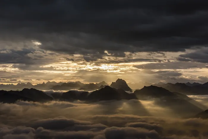 Gerahmter Druck : Bregenzerwaldgebirge mit Wolken darunter. Gerahmter Druck : Bregenzerwaldgebirge mit Wolken darunter.