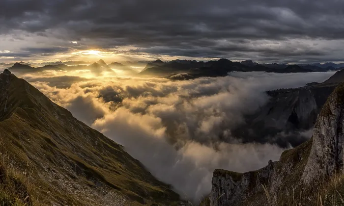 Gerahmter Druck : Bregenzerwaldberge mit Wolken darunter. Gerahmter Druck : Bregenzerwaldberge mit Wolken darunter.