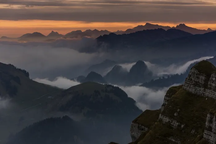Gerahmter Druck : Bregenzerwaldberge mit Wolken darunter. Gerahmter Druck : Bregenzerwaldberge mit Wolken darunter.