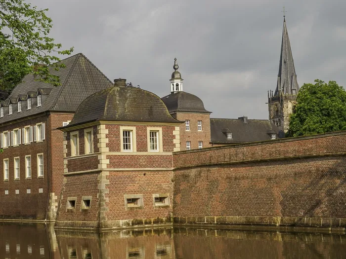 Gerahmter Druck : Mauerwerksarchitektur mit Turm und Graben. Gerahmter Druck : Mauerwerksarchitektur mit Turm und Graben.