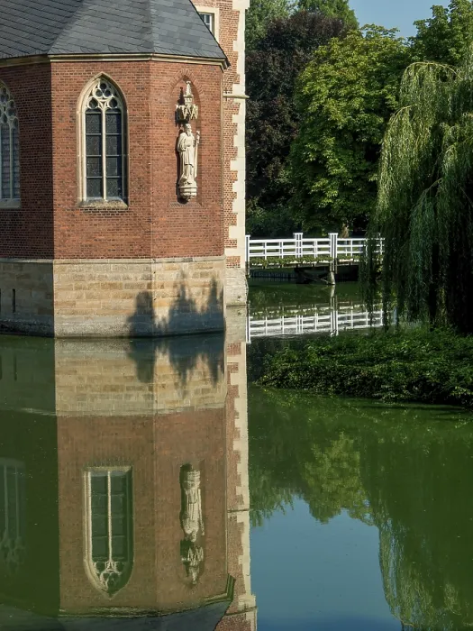 Gerahmter Druck : Steinbau spiegelt sich im Wasser. Gerahmter Druck : Steinbau spiegelt sich im Wasser.