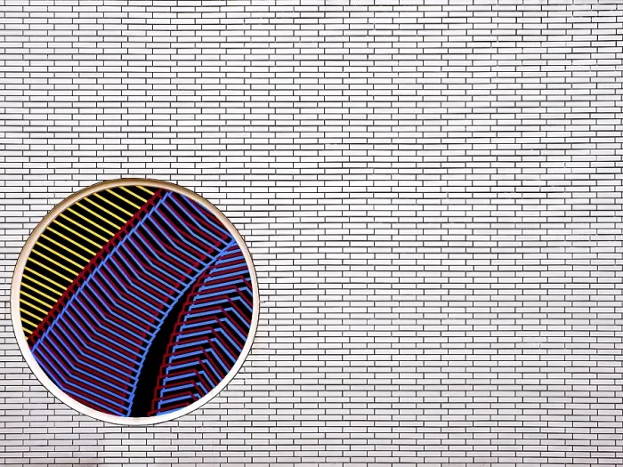Gerahmter Druck : Ein Teil einer Ziegelmauer mit einem runden Mosaik. Gerahmter Druck : Ein Teil einer Ziegelmauer mit einem runden Mosaik.