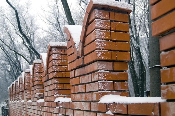Gerahmter Druck : Ziegelmauer im Winter. Gerahmter Druck : Ziegelmauer im Winter.