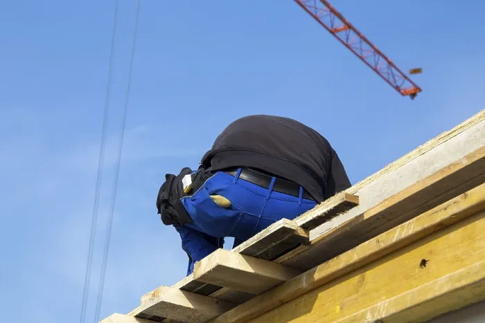 Gerahmter Druck : Mauerwerker arbeitet an einem neuen Wohnhaus. Gerahmter Druck : Mauerwerker arbeitet an einem neuen Wohnhaus.
