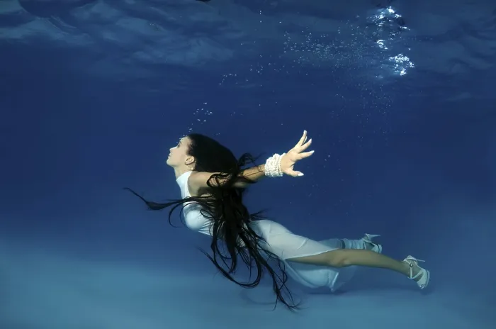Gerahmter Druck : Braut, Unterwasserhochzeit in einem Pool. Gerahmter Druck : Braut, Unterwasserhochzeit in einem Pool.