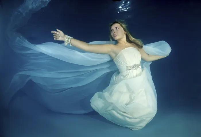 Gerahmter Druck : Braut, Hochzeit unter Wasser in einem Pool. Gerahmter Druck : Braut, Hochzeit unter Wasser in einem Pool.