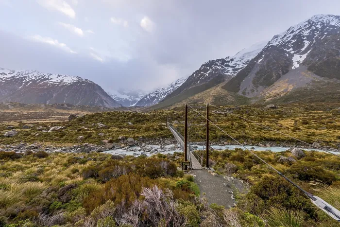 Gerahmter Druck : Brücke überspannt den Hooker River, Berg. Gerahmter Druck : Brücke überspannt den Hooker River, Berg.