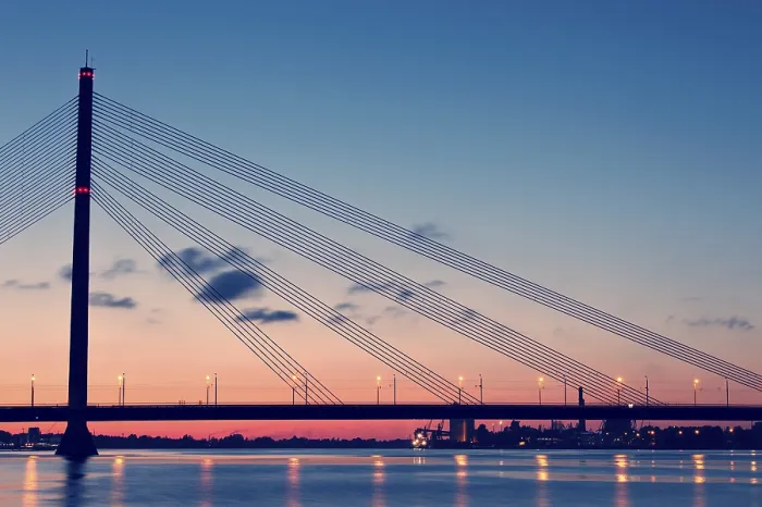 Gerahmter Druck : Brücke in der Nacht. Riga, Lettland. Gerahmter Druck : Brücke in der Nacht. Riga, Lettland.