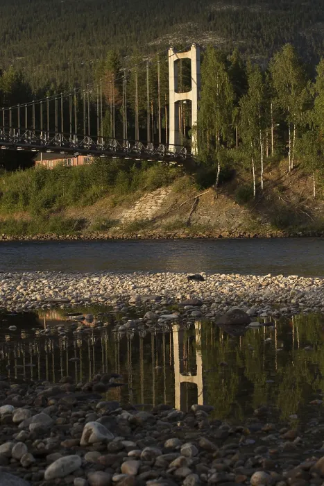 Gerahmter Druck : Brücke im Fluss spiegelt, Norwegen. Gerahmter Druck : Brücke im Fluss spiegelt, Norwegen.