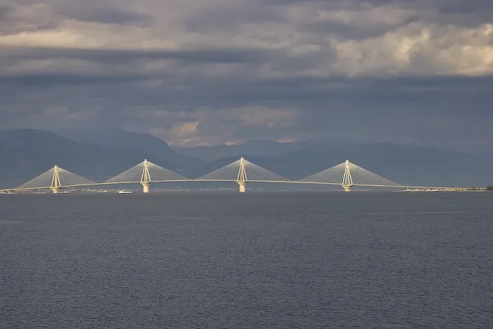 Gerahmter Druck : Brücke über das Meer unter einem Wolkenfeld. Gerahmter Druck : Brücke über das Meer unter einem Wolkenfeld.