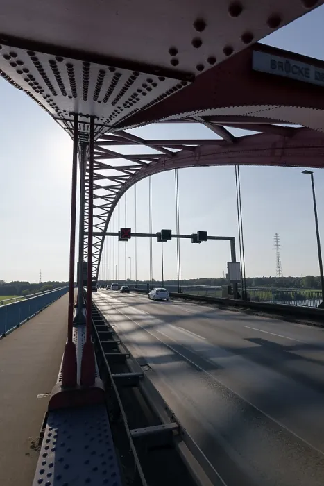 Gerahmter Druck : Brücke der Solidarität gegen das Licht. Gerahmter Druck : Brücke der Solidarität gegen das Licht.