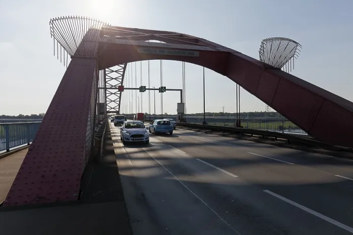 Gerahmter Druck : Brücke der Solidarität gegen das Licht. Gerahmter Druck : Brücke der Solidarität gegen das Licht.