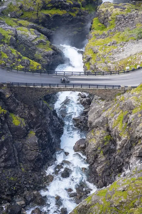 Gerahmter Druck : Brücke über den Stigfossen-Wasserfall Gerahmter Druck : Brücke über den Stigfossen-Wasserfall