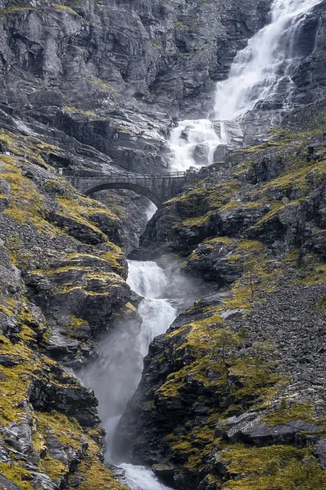 Gerahmter Druck : Brücke über den Stigfossen-Wasserfall Gerahmter Druck : Brücke über den Stigfossen-Wasserfall