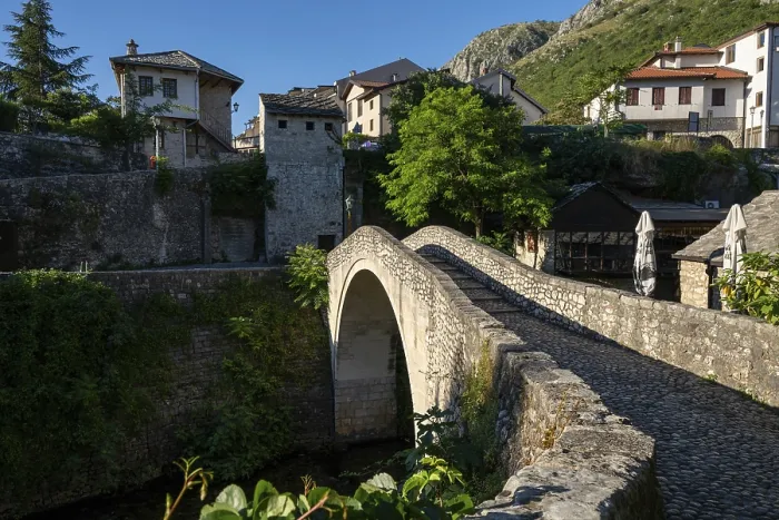 Gerahmter Druck : Ein Brücke aus Steinmaterial in warmen Morgenlicht. Gerahmter Druck : Ein Brücke aus Steinmaterial in warmen Morgenlicht.