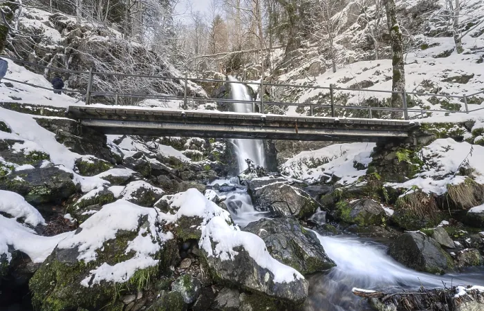 Gerahmter Druck : Brücke vor Wasserfall in Winterlandschaft. Gerahmter Druck : Brücke vor Wasserfall in Winterlandschaft.