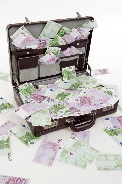 Gerahmter Druck : Koffer voller Euro-Scheine. Gerahmter Druck : Koffer voller Euro-Scheine.