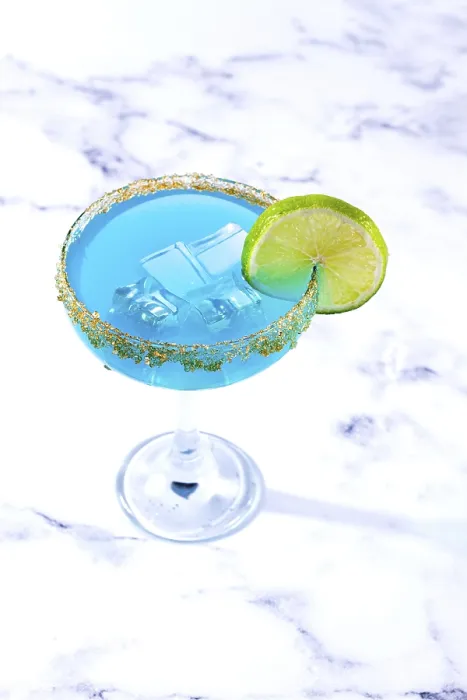 Gerahmter Druck : Heller blauer Cocktail mit einem Scheibe Zitrone auf einem Marmelstein. Gerahmter Druck : Heller blauer Cocktail mit einem Scheibe Zitrone auf einem Marmelstein.