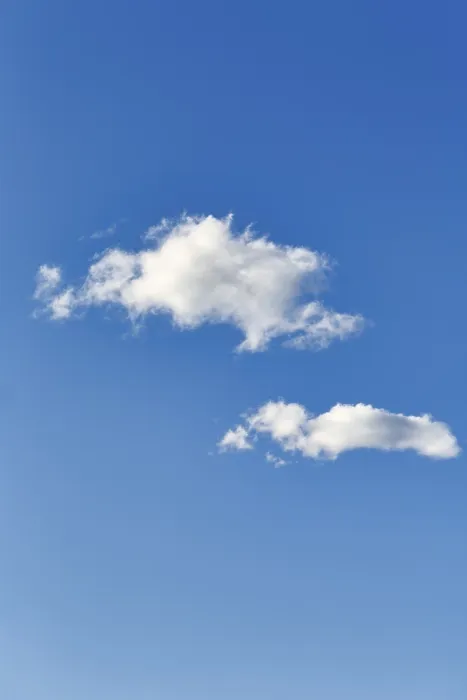 Gerahmter Druck : Hellblaues Himmel mit zwei Wolken. Gerahmter Druck : Hellblaues Himmel mit zwei Wolken.