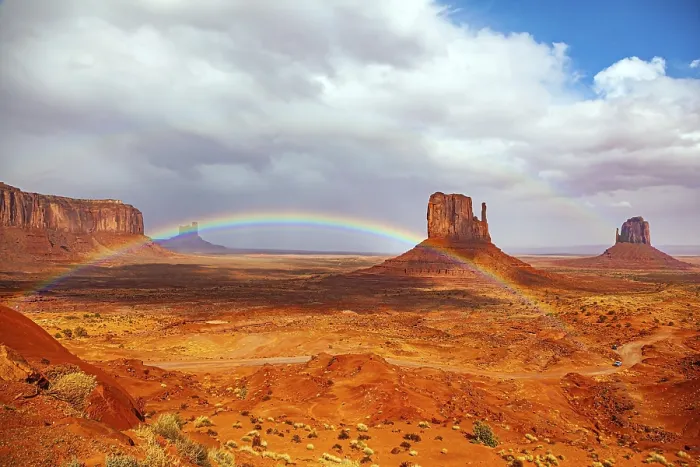 Gerahmter Druck : Das helle Regenbogen über dem Himmel. Gerahmter Druck : Das helle Regenbogen über dem Himmel.