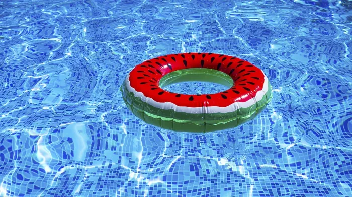 Gerahmter Druck : Ein heller Ring-float, mit einem Wassmelone. Gerahmter Druck : Ein heller Ring-float, mit einem Wassmelone.