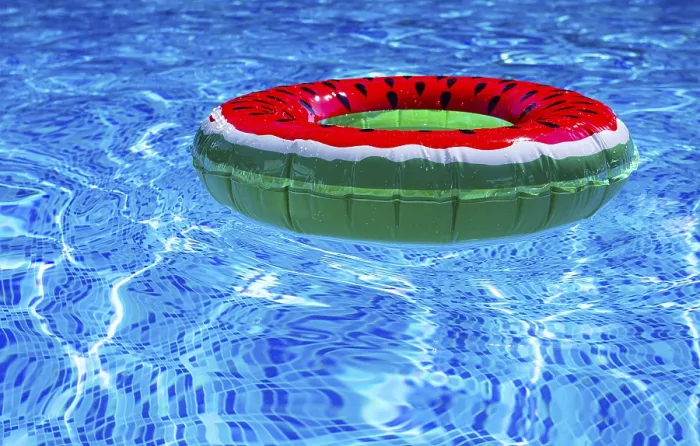 Gerahmter Druck : Ein heller Ring-float, mit einem Wassmelonen.
