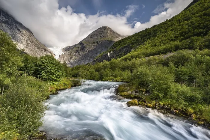 Gerahmter Druck : Briksdalselva Gletscherfluss, Briksdalsbreen Gerahmter Druck : Briksdalselva Gletscherfluss, Briksdalsbreen