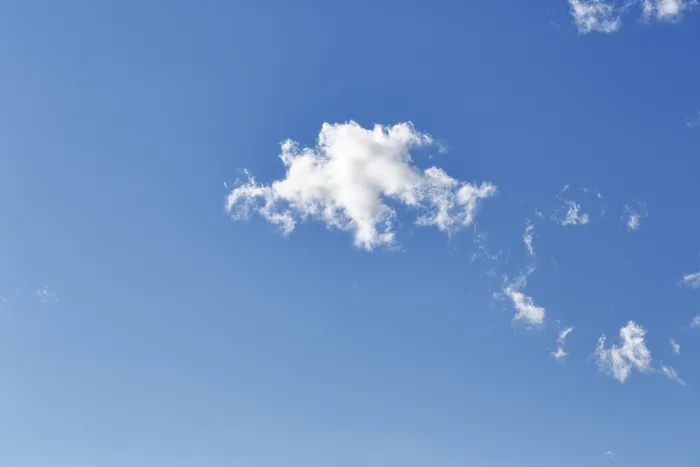 Gerahmter Druck : Blaues Himmel mit einem einzigen Wolken. Gerahmter Druck : Blaues Himmel mit einem einzigen Wolken.