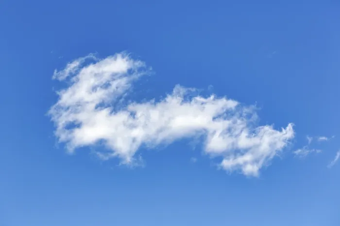 Gerahmter Druck : Blaues Himmel mit einem einzelnen Wolken.