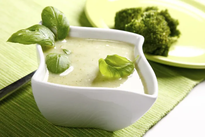 Gerahmter Druck : Brokkolisuppe mit Basilikum. Gerahmter Druck : Brokkolisuppe mit Basilikum.