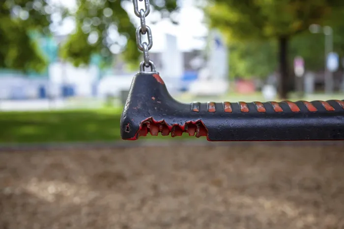 Gerahmter Druck : Geschädigtes Spielgerät am Spielplatz. Gerahmter Druck : Geschädigtes Spielgerät am Spielplatz.
