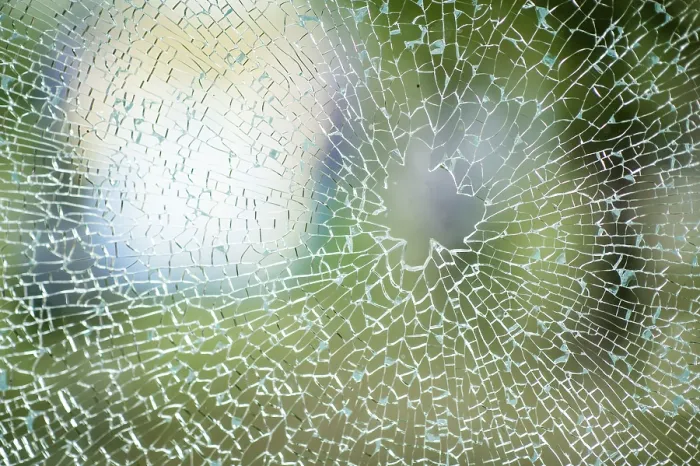 Gerahmter Druck : Geschlagener Glaspaneel. Gerahmter Druck : Geschlagener Glaspaneel.