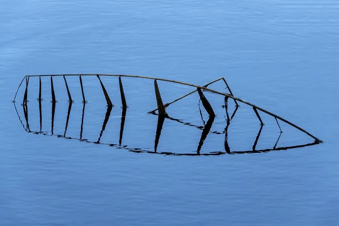 Gerahmter Druck : Zerbrochener Rohr mit Reflexion in blauem Wasser. Gerahmter Druck : Zerbrochener Rohr mit Reflexion in blauem Wasser.