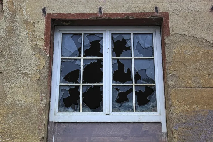 Gerahmter Druck : Geschädigtes Fenster mit Sprossen. Gerahmter Druck : Geschädigtes Fenster mit Sprossen.