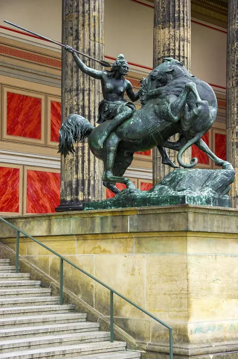 Gerahmter Druck : Bronzestatue einer auf einem Pferd reitenden Amazonin. Gerahmter Druck : Bronzestatue einer auf einem Pferd reitenden Amazonin.