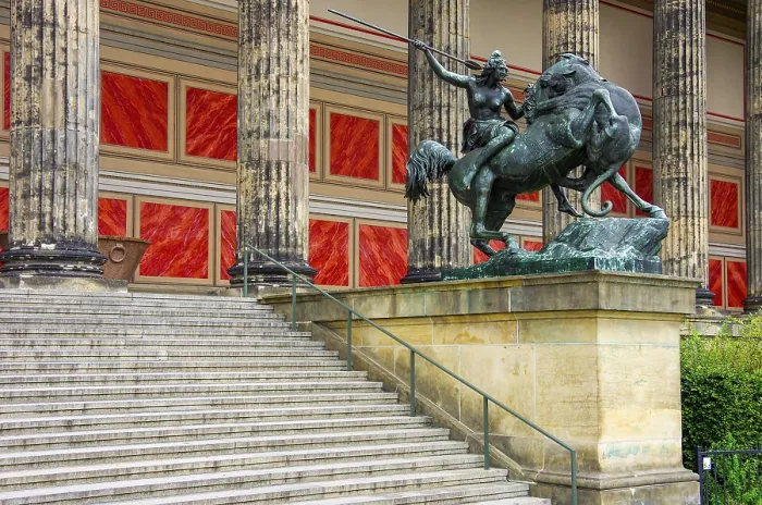 Gerahmter Druck : Bronzestatue einer auf einem Pferd reitenden Amazonen. Gerahmter Druck : Bronzestatue einer auf einem Pferd reitenden Amazonen.