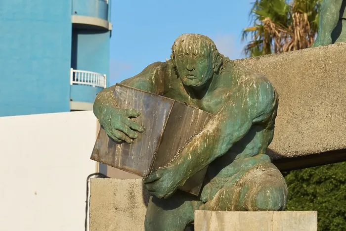 Gerahmter Druck : Bronzestatue, Mann mit Würfel, nah. Gerahmter Druck : Bronzestatue, Mann mit Würfel, nah.