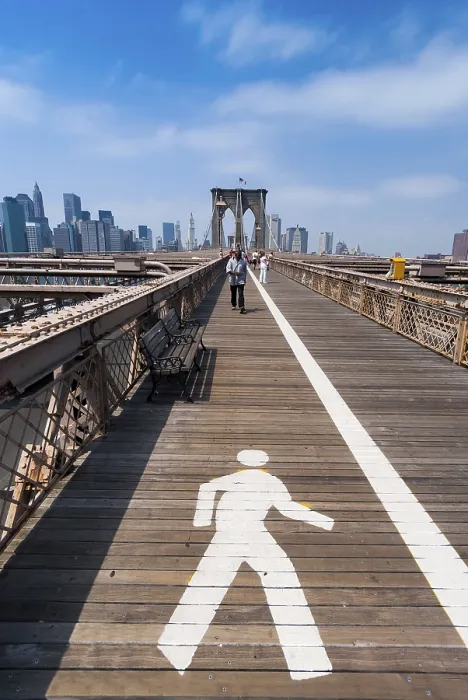 Gerahmter Druck : Der Brooklyn Bridge, Fußgängerweg, Überquerung. Gerahmter Druck : Der Brooklyn Bridge, Fußgängerweg, Überquerung.