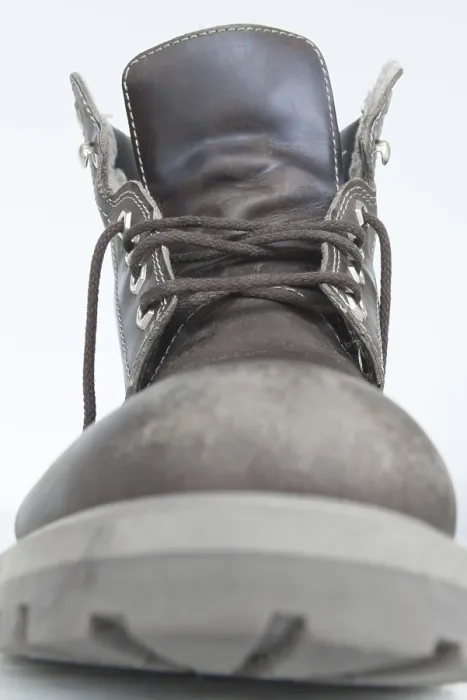 Gerahmter Druck : Brauner Stiefel auf weißem Hintergrund. Gerahmter Druck : Brauner Stiefel auf weißem Hintergrund.