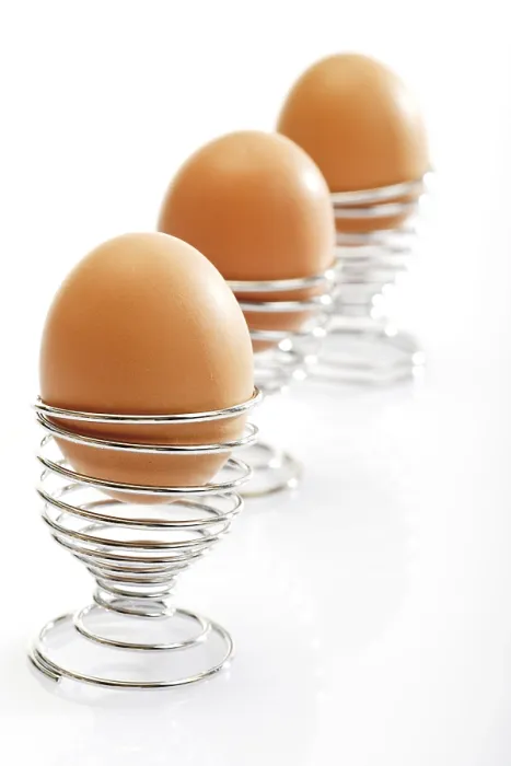 Gerahmter Druck : Eier in Drahteierbehältern aus braunem Glas. Gerahmter Druck : Eier in Drahteierbehältern aus braunem Glas.
