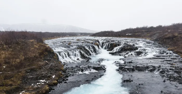 Gerahmter Druck : Bruarfoss-Wasserfall im Winter. Gerahmter Druck : Bruarfoss-Wasserfall im Winter.