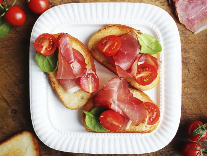 Gerahmter Druck : Bruschetta mit Schinken. Gerahmter Druck : Bruschetta mit Schinken.